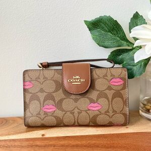 NWT COACH TECH WALLET IN SIGNATURE CANVAS‎ WITH LIPS PRINT